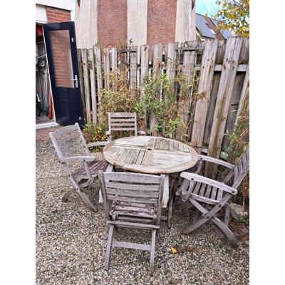 Tuinset van 6 houten stoelen.