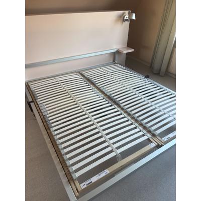 2 elektrisch verstelbare lattenbodems en 2 matrassen