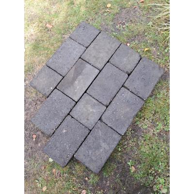13,5 vierkante meter grijze betonklinker bestaande uit: 22x15x6 cm en 15x15x6 cm