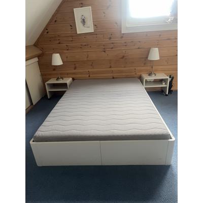 Prima wit houten bed 140 X 200 cm met 2 nachtkastjes.