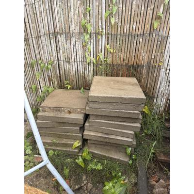 Ongeveer 75 stoeptegels 