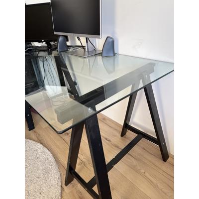 Glazen bureau met zwarte poten