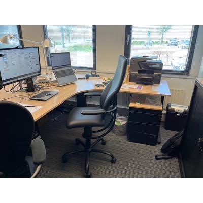 Bureau met twee werkplekken met zijbladen en ladenblok