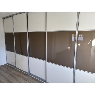 Kledingkast met schuifdeuren