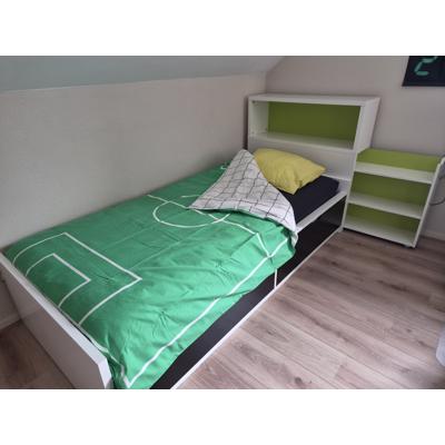 Bed met hoofdeinde en opberger