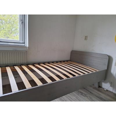 Grijs houten ledikant 