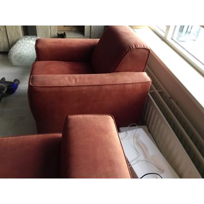 Rode bank + stoel deel verkleurd door de zon. Bank 3 meterlang