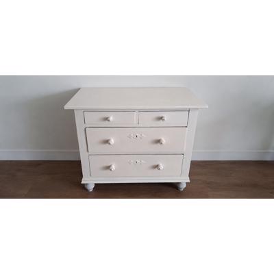 witte houten kast 