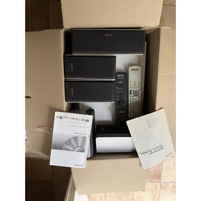 DVD home theater system met boxen