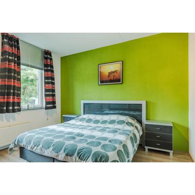 Tweepersoonsbed met matrassen en nachtkastjes