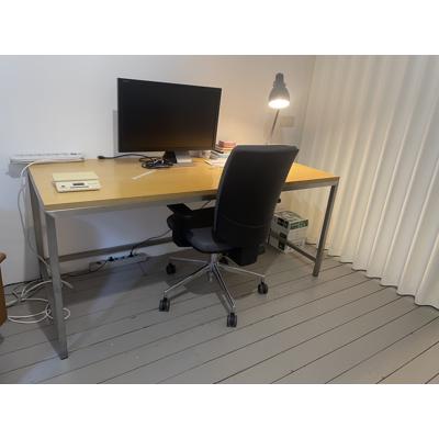 Twee identieke bureautafels hout/metaal