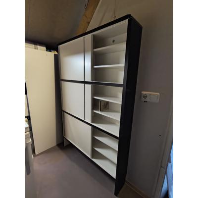 Opbergkast voor CD, DVD en/of VHS.