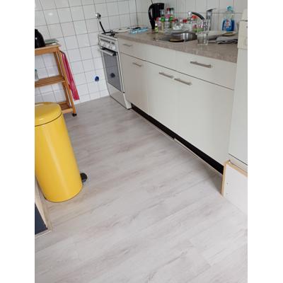 Aangeboden een mooie, lichtgrijze laminaatvloer met ondervloer 65 m2
