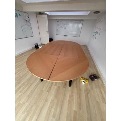Grote ovale (vergader)tafel