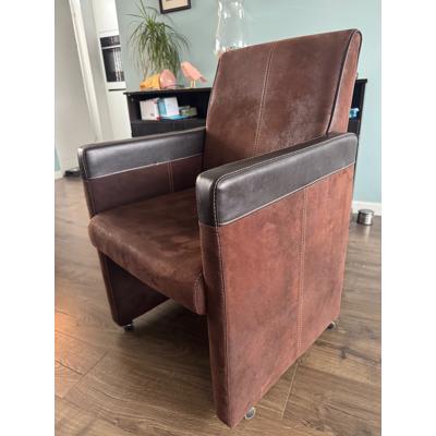 4 donkerbruine eettafelstoelen