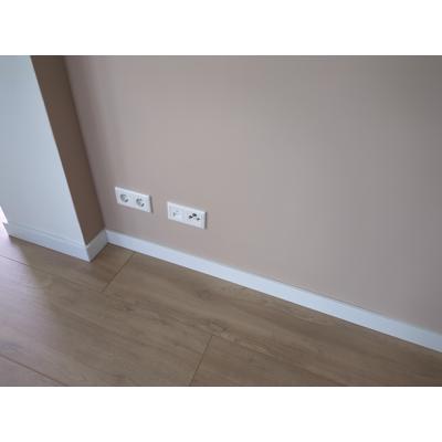 Witte hoge plinten 