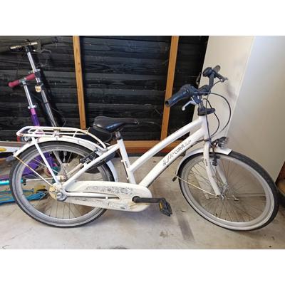 Kinderfiets, opknappertje, voor ongeveer 9 jaar.