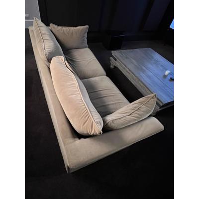 2 1/2 Zitsbank van stof in de kleur lichtbruin-zand 