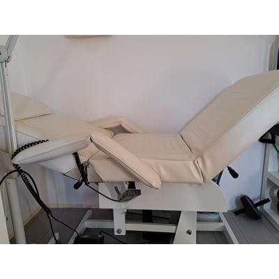 Salonbed voor gezichtsbehandeling, massage