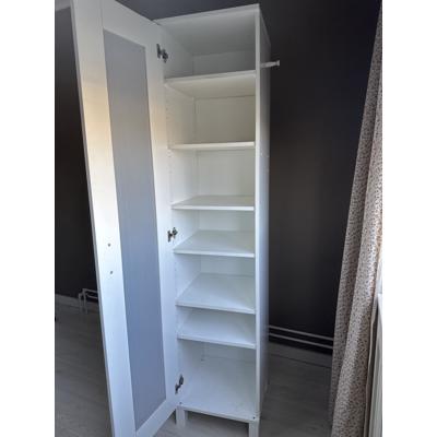 Kast  met planken en enkele deur 