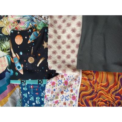 Stalen van kwalitatieve mode stoffen op te halen