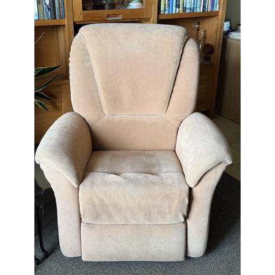 2 relaxstoelen (waarvan 1 met massagefunctie)