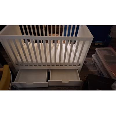 Ledikant,matras en beddengoed