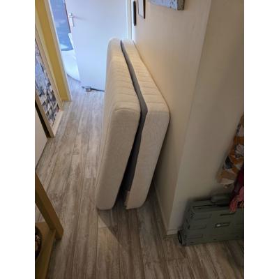 Auping bed ombouw (mahonie) met 2 spiralen en 2 auping matrassen en 2 auronde tafeltjes  