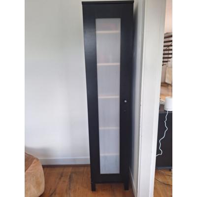 Smalle kast met planken