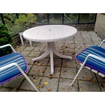 Terrasset tafel en twee stoelen 