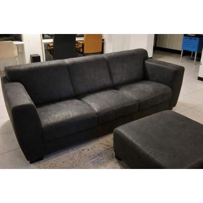 Bank + hocker, gebruikt, maar prima voor nog een ronde.