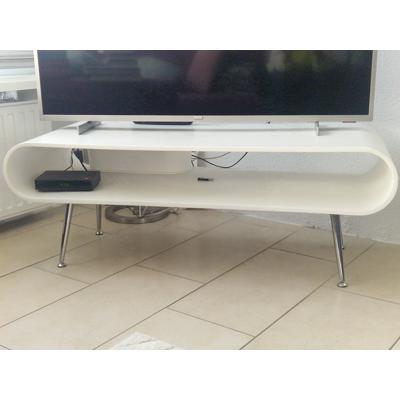 Witte salontafel, nu in gebruik als tv kast, aangeboden