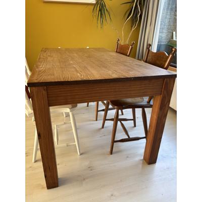 Houten tafel met lade