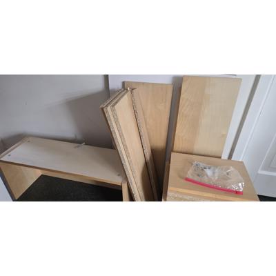 Billy boekenkast, deels gedemonteerd. 