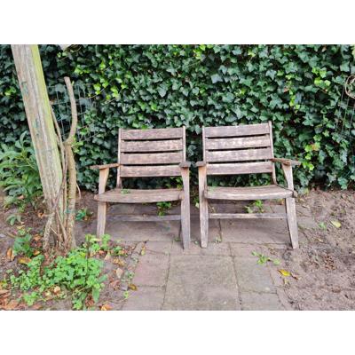 Twee houten tuinstoelen 