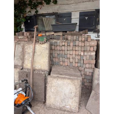 Waaltjes (18m2) en grindtegels (+/- 80 stuks 50x50cm) - al uit de grond