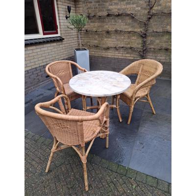 Tafel en 3 stoelen