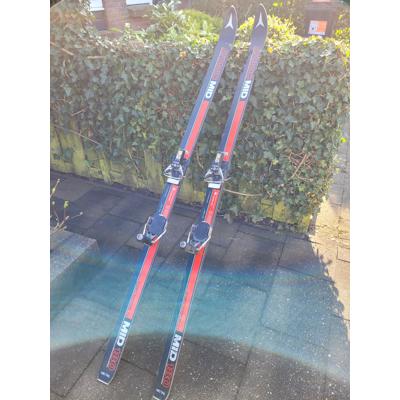 Paar ski's met bindingen look 77