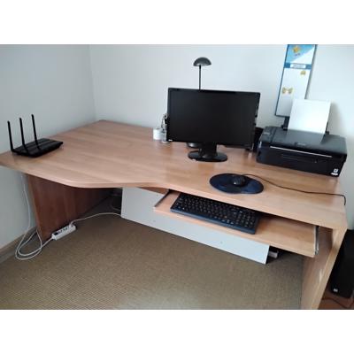 Bureau met toetsenbord plank