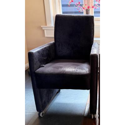 2 nette zwarte eetkamerstoelen (stof)