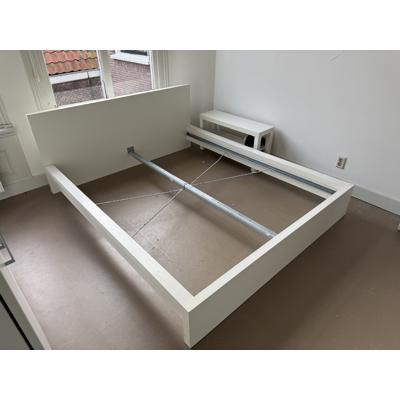 Bedframe & nachtkastje IKEA wit