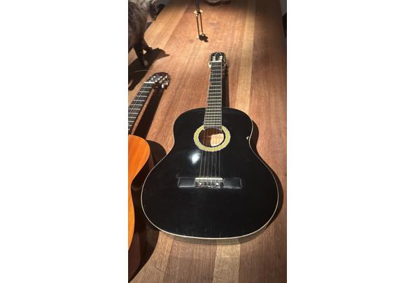 2 spaanse gitaren - IMG_9861 2 spaanse gitaren - IMG_9861