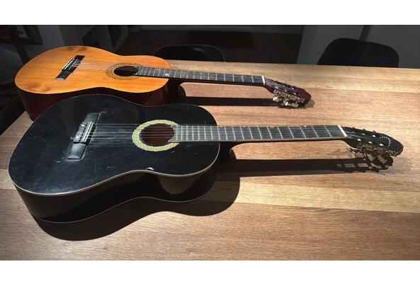 2 spaanse gitaren - IMG_9864 2 spaanse gitaren - IMG_9864