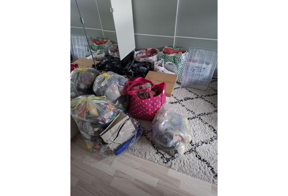 HEB IN DE LOOP DER JAREN VEEL RESTEN EN COMPLETE BOLLEN ACRYL EN KATOEN OVER ZIJN BEHOORLIJK WAT VUILNISZAKKEN, MAAR ALLES MEENEMEN OF NIETS KOEKANGE - 20250730_114440