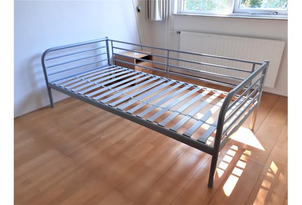Mooi metalen bedframe en lattenbodem 1 persoonsbed - Bed-Tromso