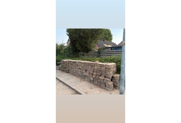 Gratis af te halen: een grote partij gebruikte klinkers. Ideaal voor het aanleggen van een terras, oprit of pad in de tuin. De klinkers zijn in goede staat en kunnen nog prima een ronde mee. Zelf ophalen en laden. - 124B2682-C39C-42B3-859E-A597C85BDC45 Gratis af te halen: een grote partij gebruikte klinkers. Ideaal voor het aanleggen van een terras, oprit of pad in de tuin. De klinkers zijn in goede staat en kunnen nog prima een ronde mee. Zelf ophalen en laden. - 124B2682-C39C-42B3-859E-A597C85BDC45