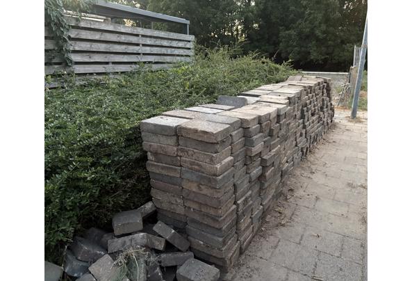 Gratis af te halen: een grote partij gebruikte klinkers. Ideaal voor het aanleggen van een terras, oprit of pad in de tuin. De klinkers zijn in goede staat en kunnen nog prima een ronde mee. Zelf ophalen en laden. - IMG_1957 Gratis af te halen: een grote partij gebruikte klinkers. Ideaal voor het aanleggen van een terras, oprit of pad in de tuin. De klinkers zijn in goede staat en kunnen nog prima een ronde mee. Zelf ophalen en laden. - IMG_1957