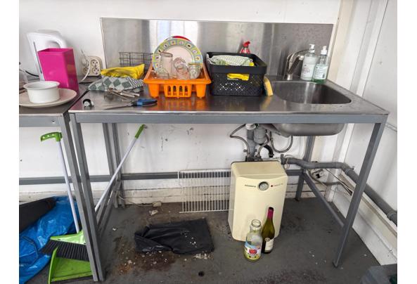 2 metalen werktafels, 1 met wasbak - IMG-20260925-WA0006