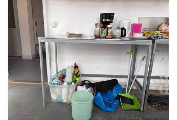 2 metalen werktafels, 1 met wasbak - IMG-20260925-WA0007