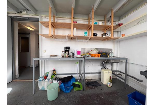 2 metalen werktafels, 1 met wasbak - IMG-20260925-WA0008
